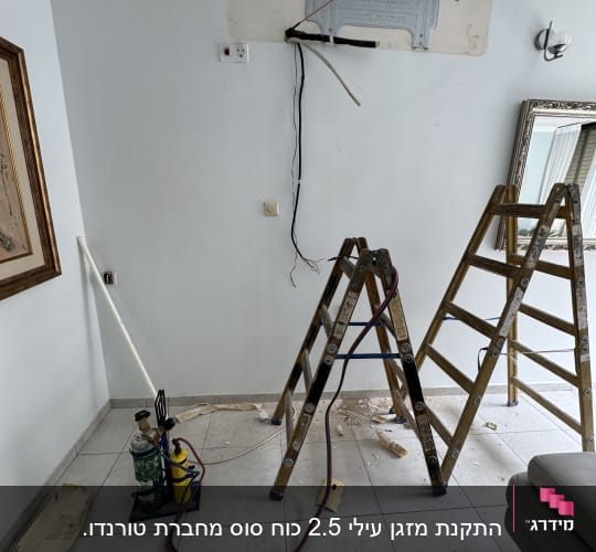 התקנת מזגן על קיר עם סולמות וכלים